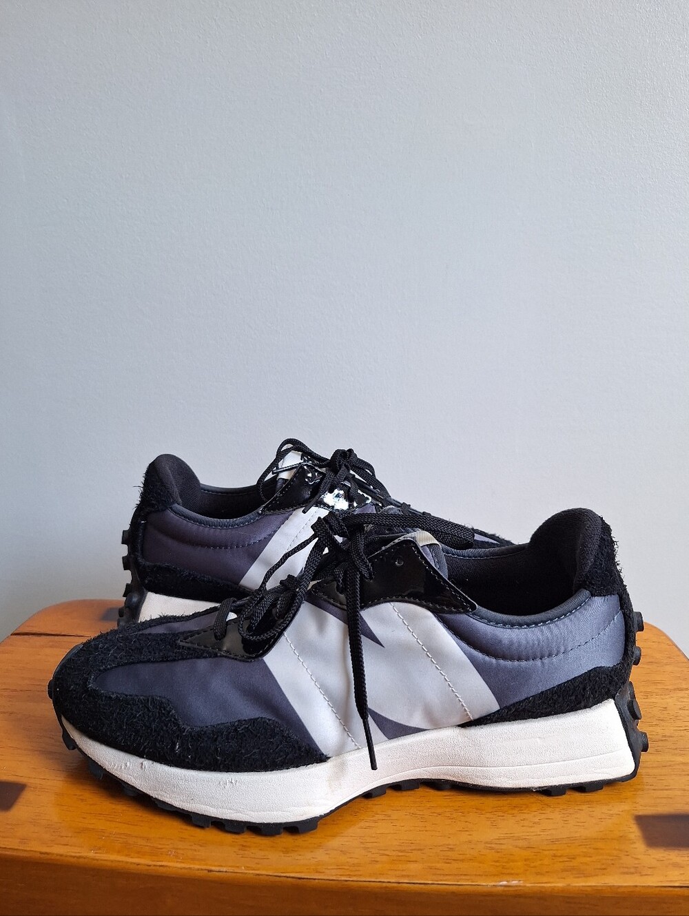 New Balance Women's  327 'Black Grey' Size 10.5B